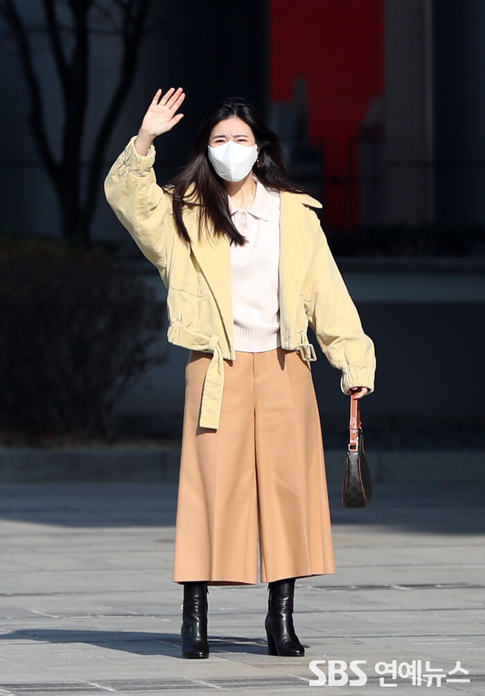 [Throwback] DAVICHI’s Lee Haeri Waves From Afar