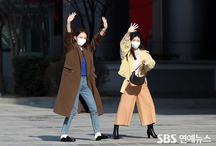 [Throwback] DAVICHI Cheerfully Wave Hello