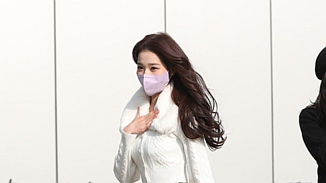 [Throwback] IVE’s JANG WONYOUNG Shows Off a Barbie-Doll Strut