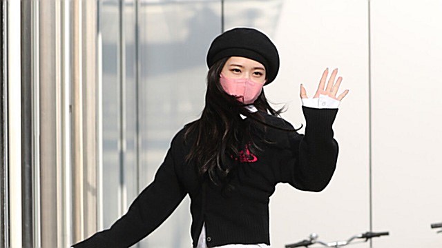 [Throwback] IVE’s AN YUJIN Greets Fans With an Adorable Wave