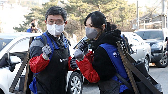 [E포토] 김소연, '연탄 지게 지고'