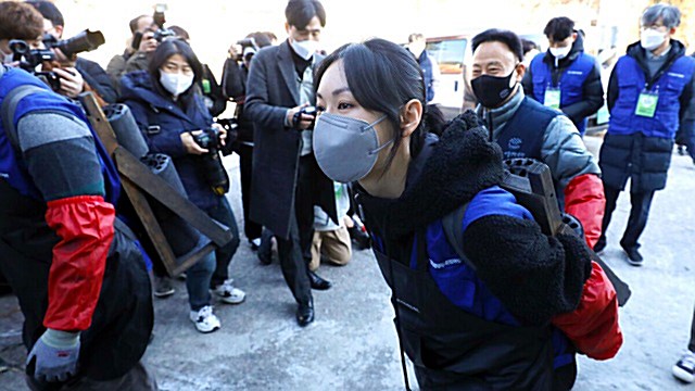 [E포토] 김소연, '연탄 배달 갑니다'