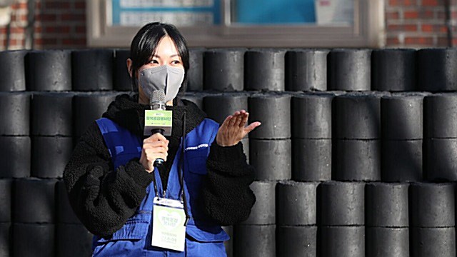 [E포토] 연탄 배달 봉사활동 나서는 배우 김소연