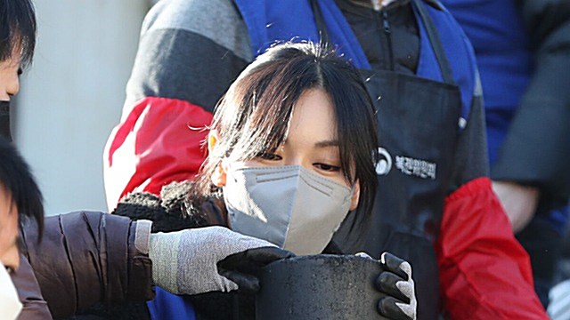 [E포토] 김소연, '추위 잊은 연탄 배달'