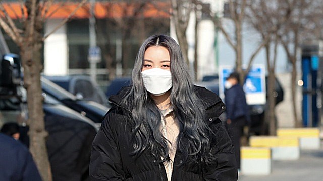 [Throwback] Billlie’s SUHYEON Bundles Up in a Long Puffer Coat