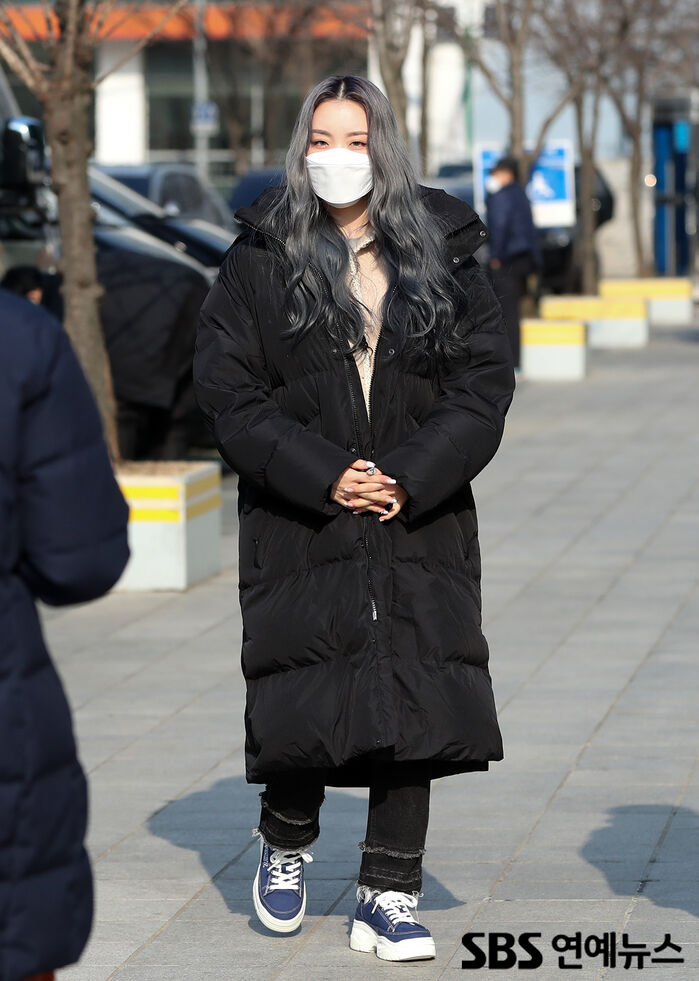 [Throwback] Billlie’s SUHYEON Bundles Up in a Long Puffer Coat