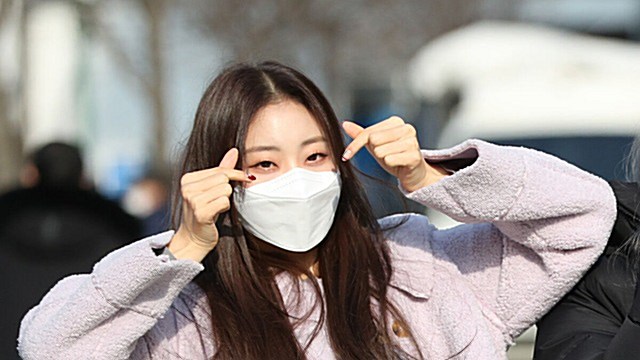 [Throwback] Billlie’s SHEON Sends a Charming Heart Pose