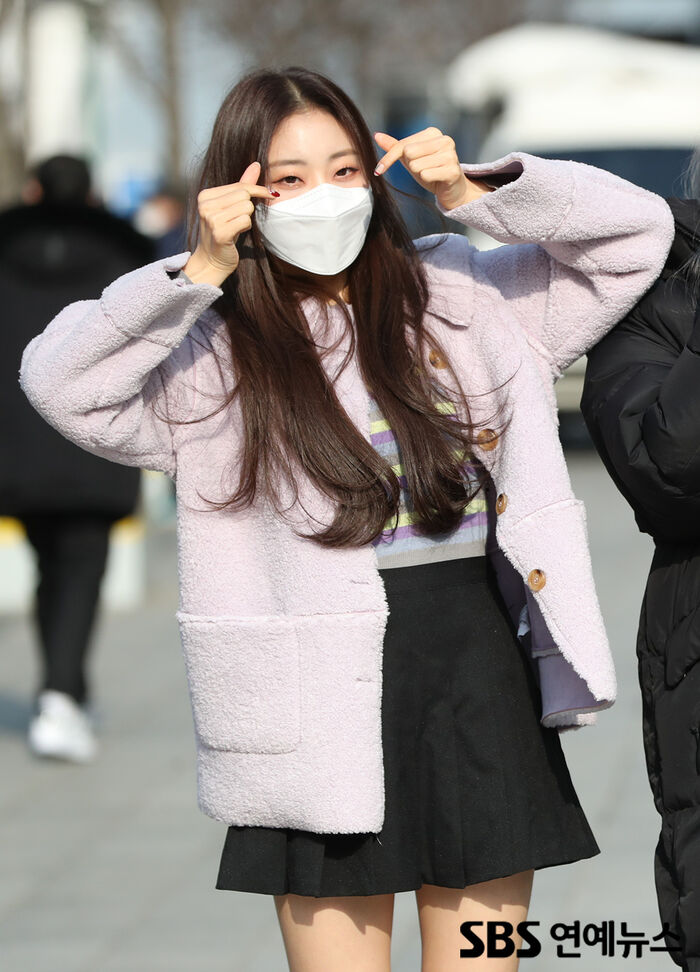 [Throwback] Billlie’s SHEON Sends a Charming Heart Pose