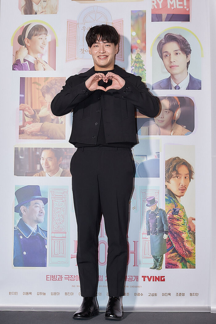 [Throwback] Kang Haneul Flashes His Signature Smile at ‘A YEAR-END MEDLEY’ Press Screening