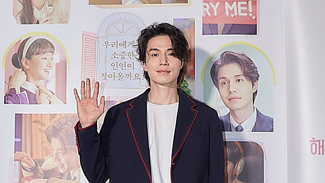 [Throwback] Lee Dongwook Exudes Chic Charm
