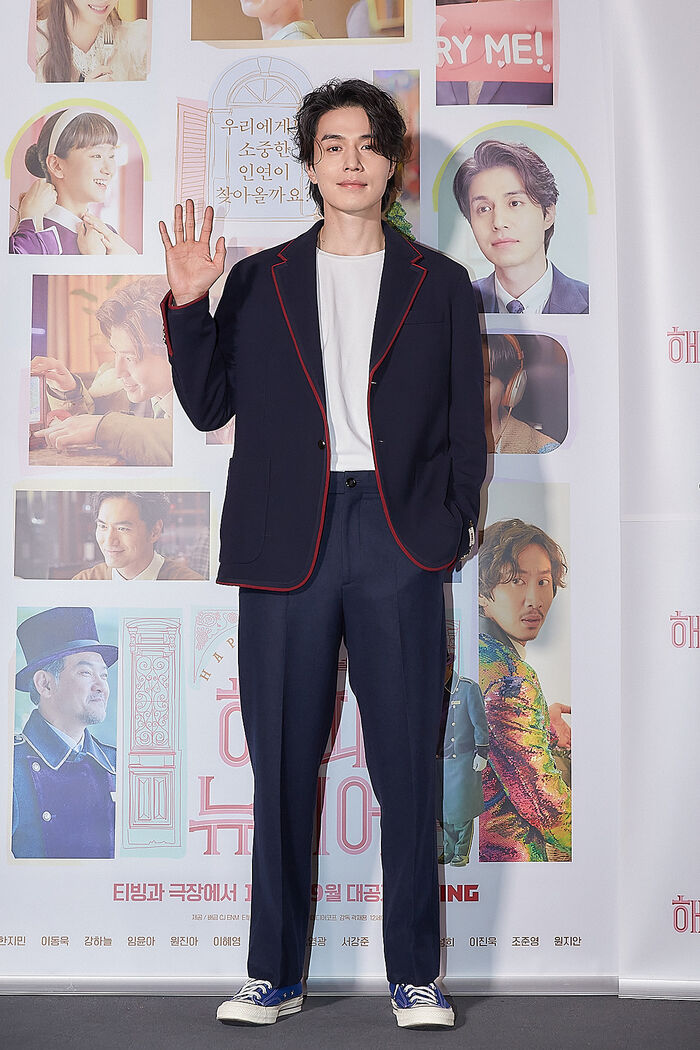 [Throwback] Lee Dongwook Exudes Chic Charm