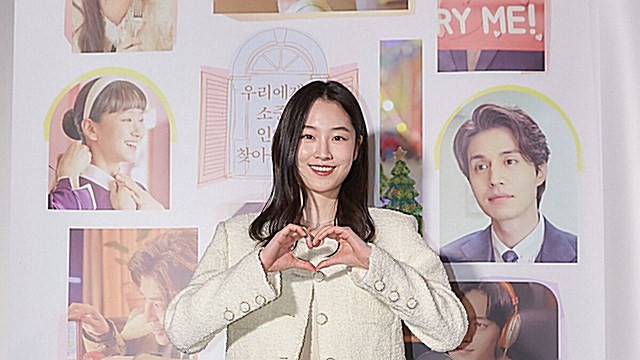 [Throwback] Won Jian Flashes a Sweet Heart Pose at 'A YEAR-END MEDLEY' Press Screening