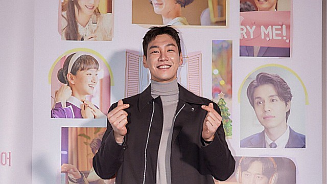 [Throwback] Kim Youngkwang Shows Off Standout Style at 'A YEAR-END MEDLEY' Press Screening