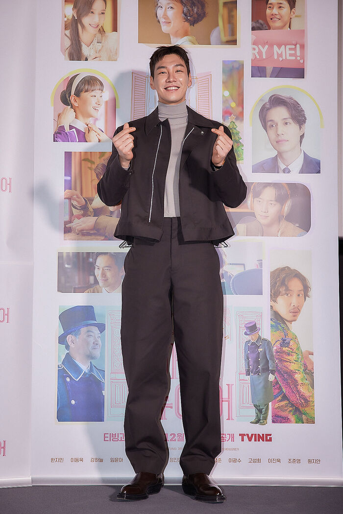 [Throwback] Kim Youngkwang Shows Off Standout Style at 'A YEAR-END MEDLEY' Press Screening