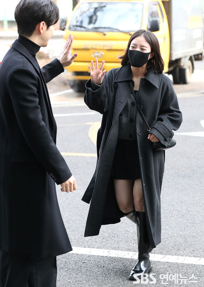 [Throwback] Lee Seyoung and JUNHO: ‘The Red Sleeve’ Couple on the Way to Work