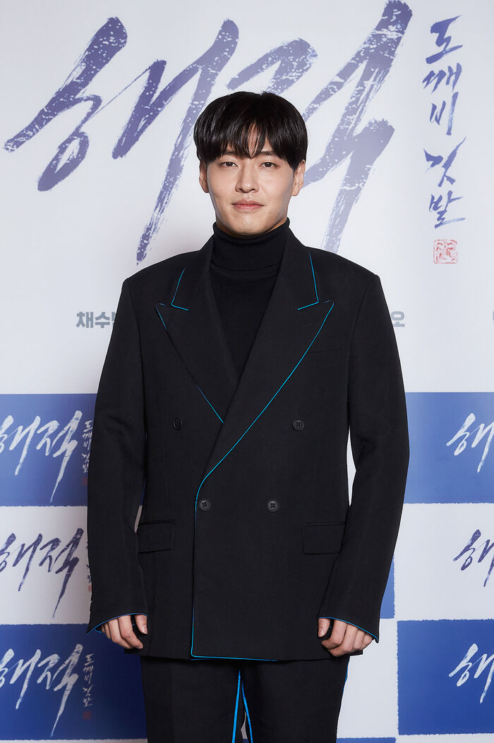 [Throwback] Kang Haneul Greets Fans “As a Pirate” at The Pirates: The Last Royal Treasure Briefing