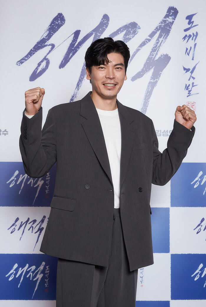 [Throwback] Kim Sung-oh Clenches His Fists at ‘The Pirates: The Last Royal Treasure’ Production Briefing
