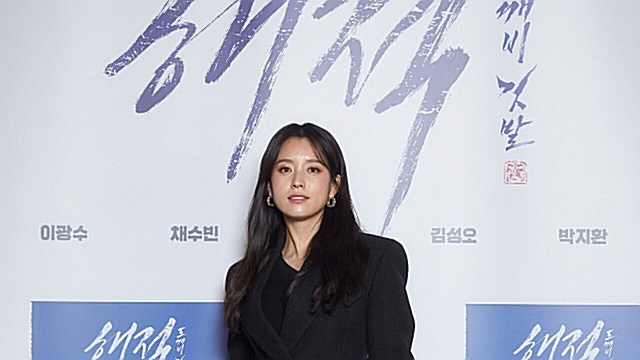 [Throwback] Han Hyojoo Channels Chic Pirate Energy