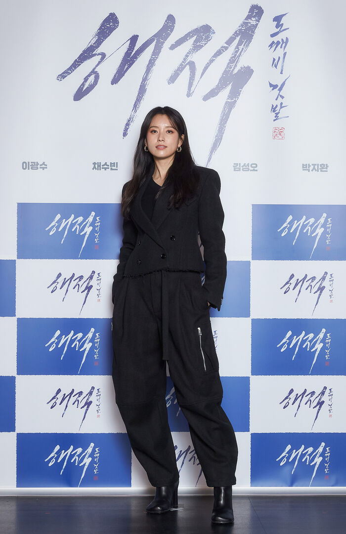 [Throwback] Han Hyojoo Channels Chic Pirate Energy