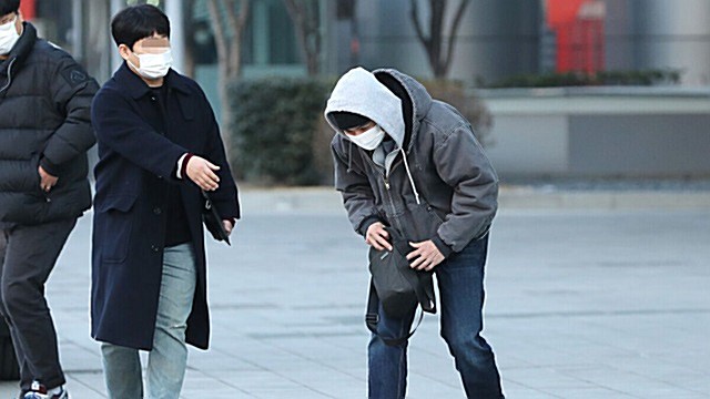 [E포토] 유승호, '퇴근길 배꼽 인사'