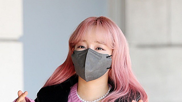[Throwback] YOUNHA Flashes a Pink Heart