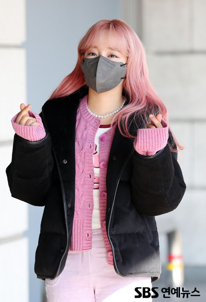 [Throwback] YOUNHA Flashes a Pink Heart
