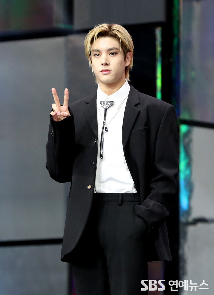 [Throwback] ENHYPEN’s JAKE Strikes a V Pose