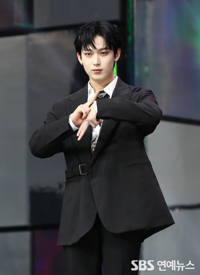 [Throwback] ENHYPEN’s SUNOO Brings a ‘Laser Gaze’ to DIMENSION : ANSWER Showcase