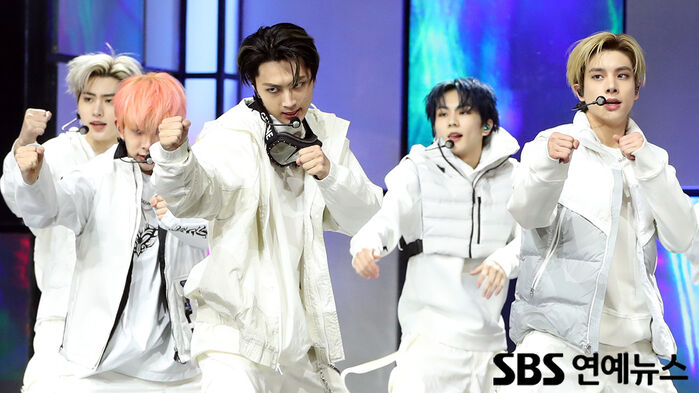 [Throwback] ENHYPEN Say ‘Bring It On, World’ With ‘Blessed-Cursed’ at ‘DIMENSION : ANSWER’ Showcase