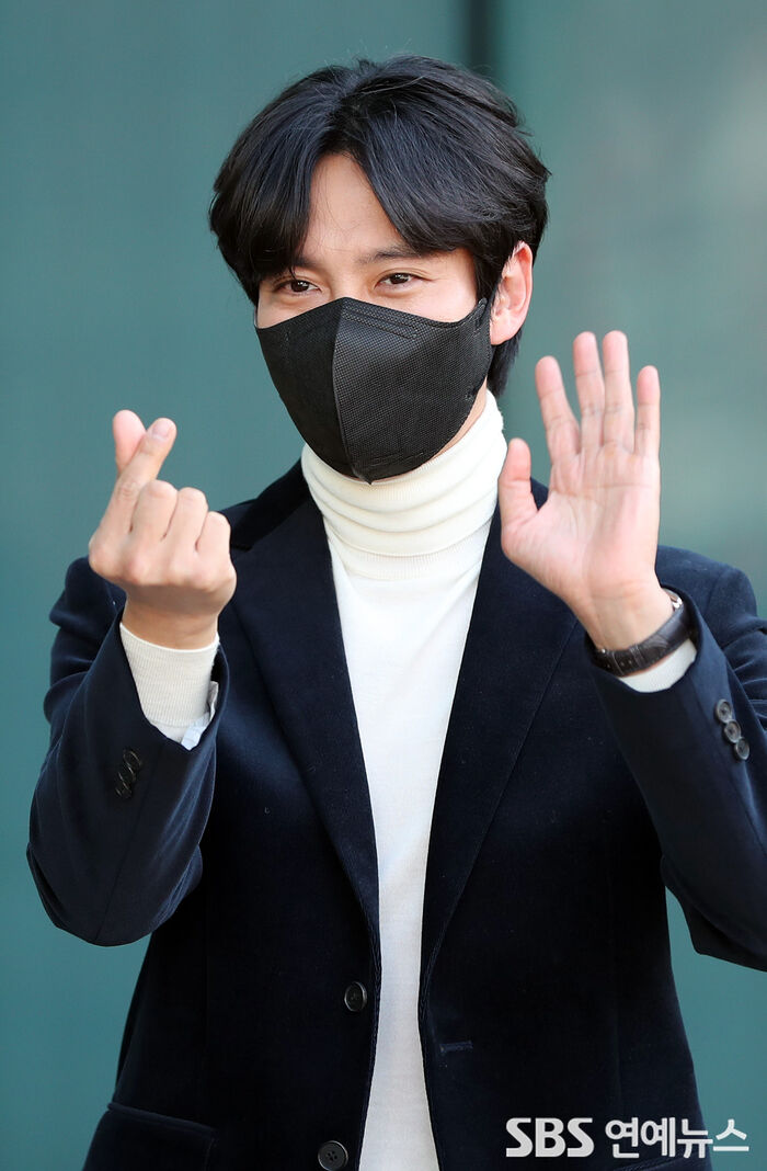 [Throwback] Kim Nam-gil Pulls Off a Heart and a Wave at the Same Time