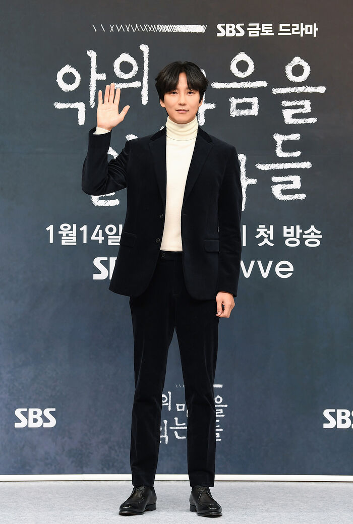 [Throwback] Kim Nam-gil Transforms Into a Profiler at Through the Darkness Press Event