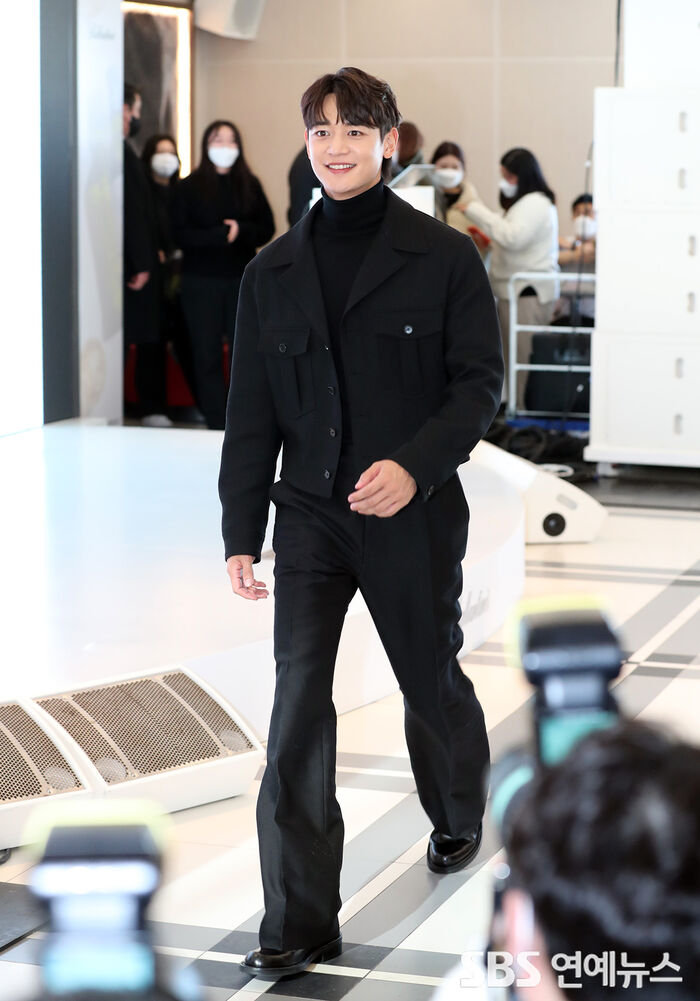 [Throwback] MINHO Melts the Cold With a Smile