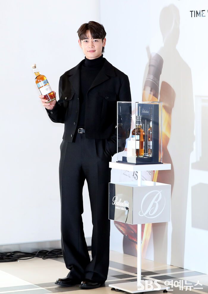 [Throwback] SHINee’s MINHO, Even His Shadow Looks Sculpted