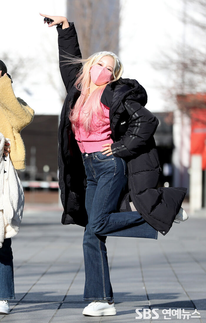 [Throwback] WJSN CHOCOME’s DAYOUNG Is the Arrival-Pose Master