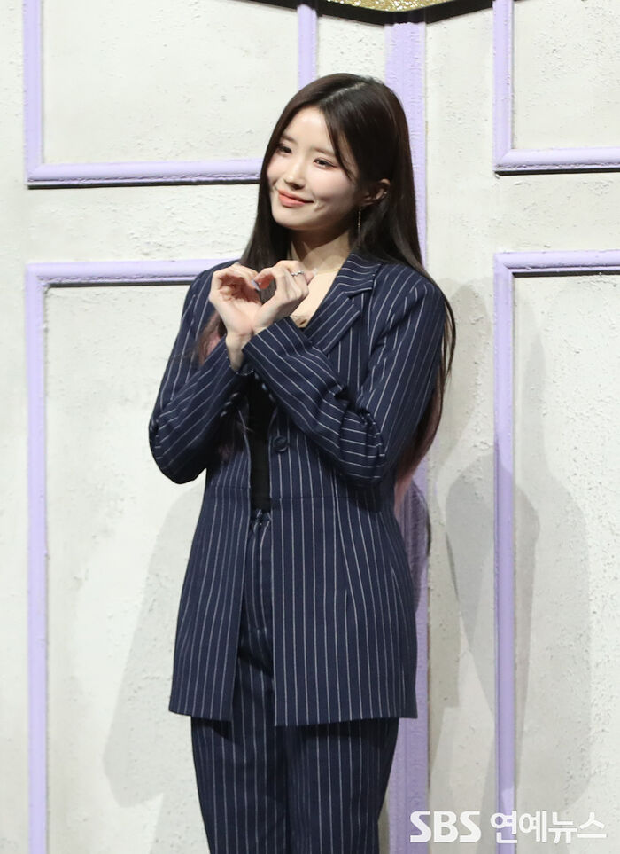[Throwback] fromis_9’s SONG HAYOUNG Is Lovable at ‘Midnight Guest’ Media Showcase