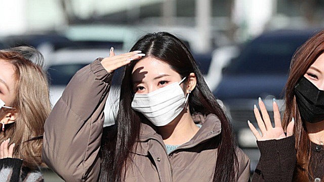 [Throwback] fromis_9’s PARK JIWON Shines With Radiant Beauty