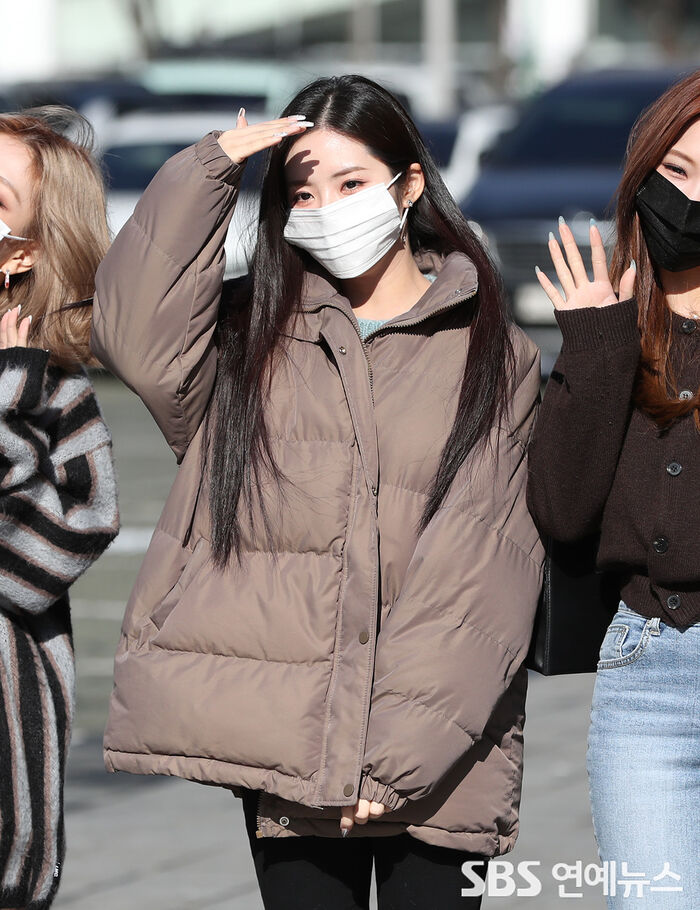 [Throwback] fromis_9’s PARK JIWON Shines With Radiant Beauty
