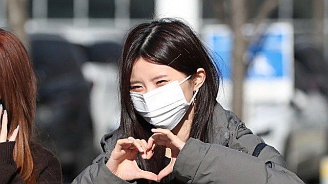 [Throwback] fromis_9’s SONG HAYOUNG Shines in the Sun With a Heart Pose