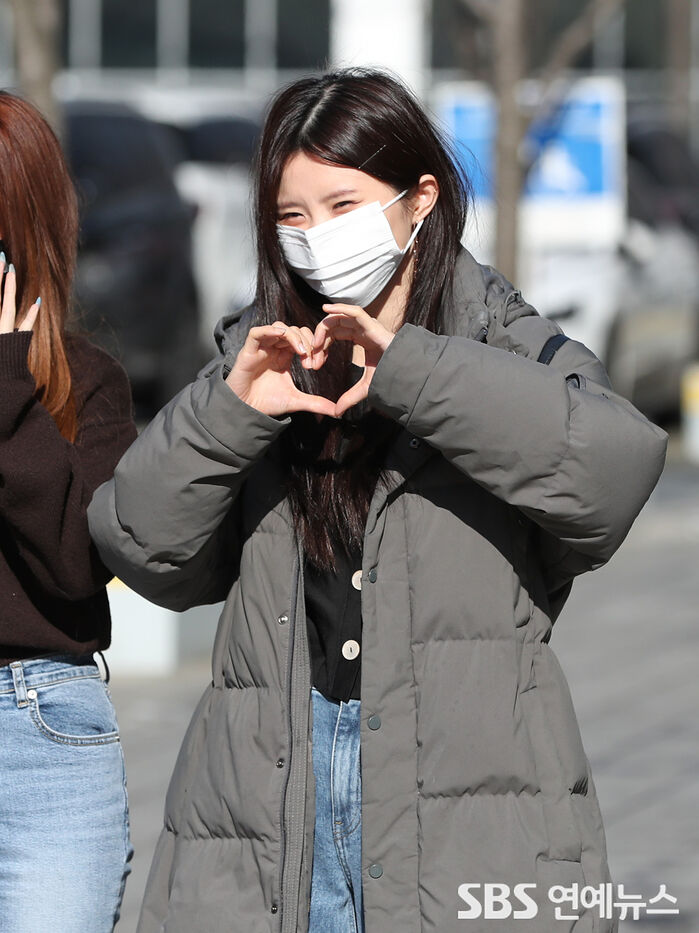 [Throwback] fromis_9’s SONG HAYOUNG Shines in the Sun With a Heart Pose