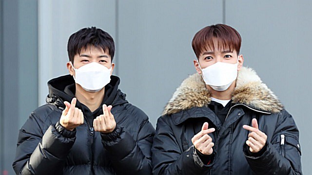 [E포토] 2PM 우영-준케이, '눈빛과 하트에 심쿵'