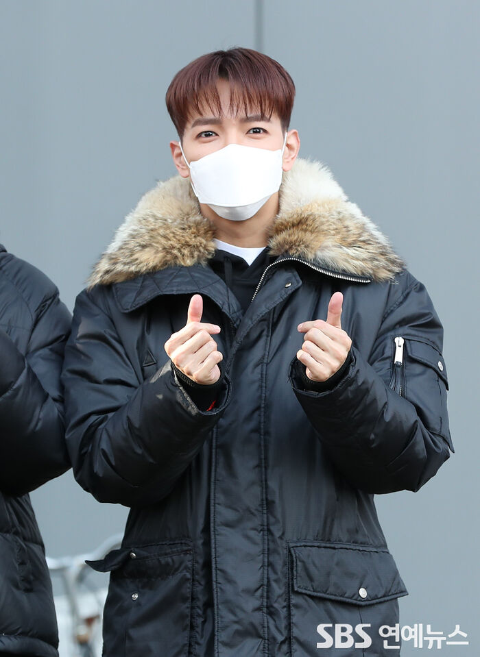 [Throwback] 2PM’s JUN. K Serves Heart and Thumbs-Up in One Shot