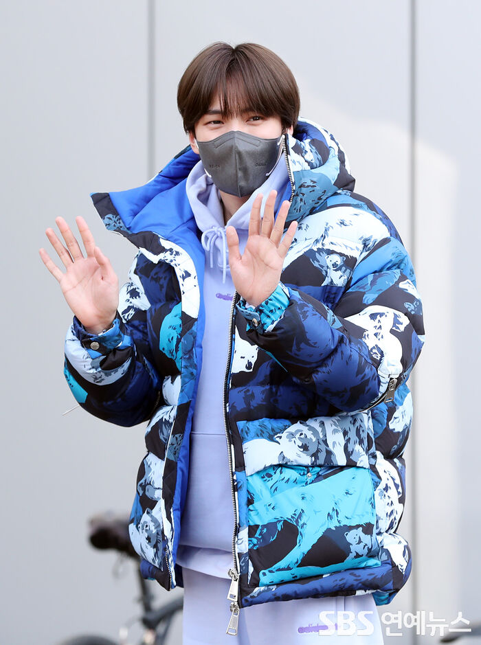 [Throwback] MONSTA X’s MINHYUK Radiates Warmth With a Simple Wave