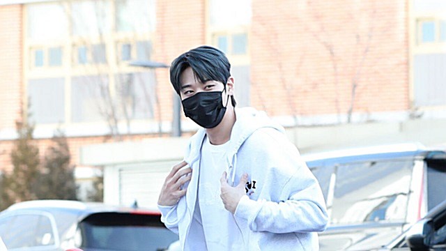 [Throwback] THE BOYZ’s JUYEON Says ‘I’m Not Cold’