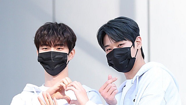 [Throwback] THE BOYZ Q and JUYEON Flash a Dazzling Couple Heart