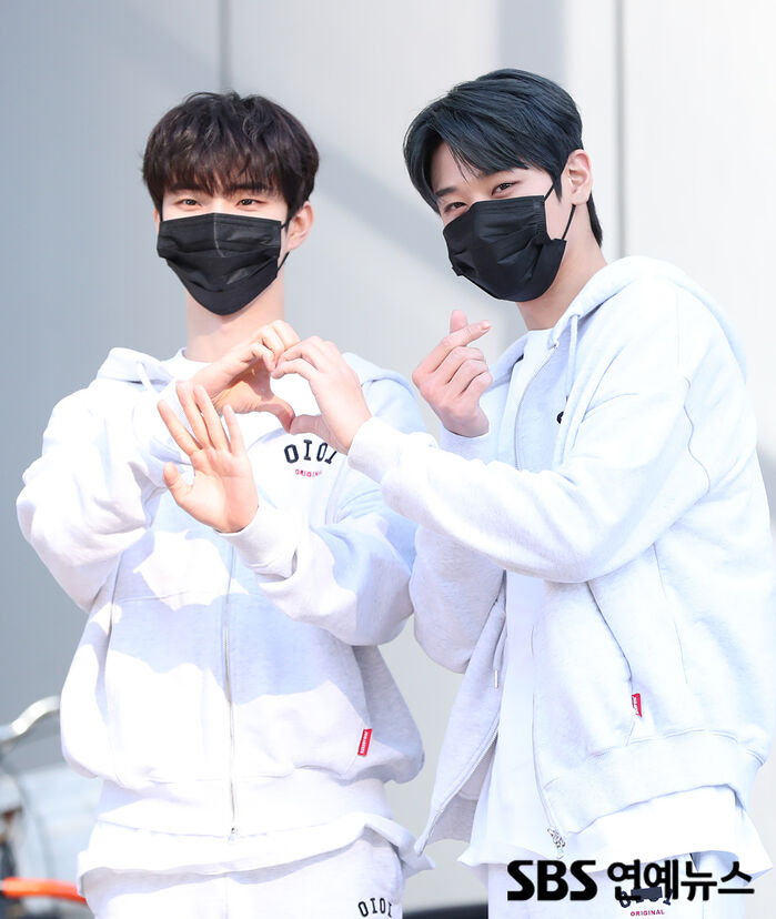 [Throwback] THE BOYZ Q and JUYEON Flash a Dazzling Couple Heart