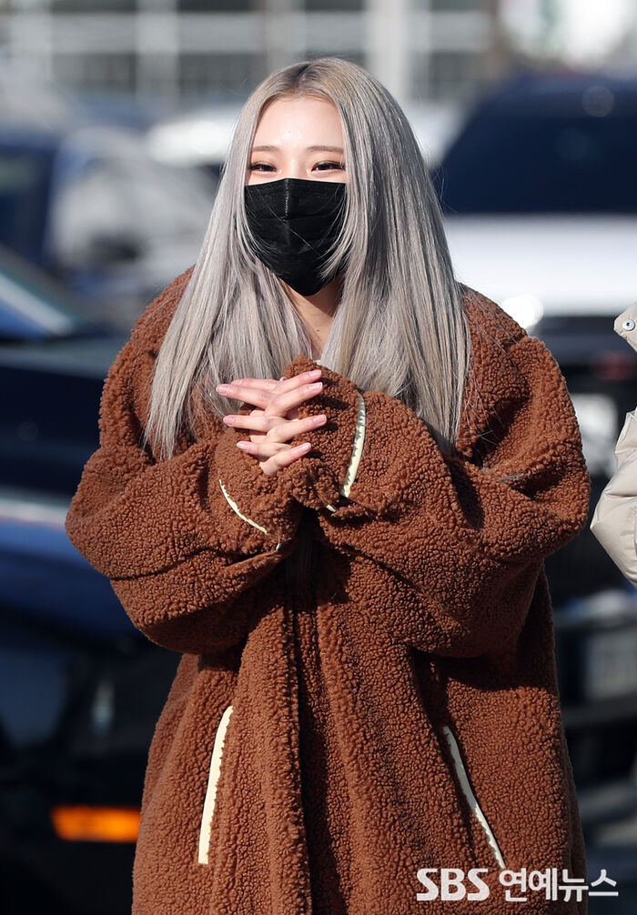 [Throwback] MOMOLAND’s JOOE Says ‘It’s So Cold’