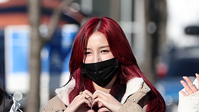 [Throwback] MOMOLAND’s NANCY Makes a Heart Pose on Her Way to the Cultwo Show