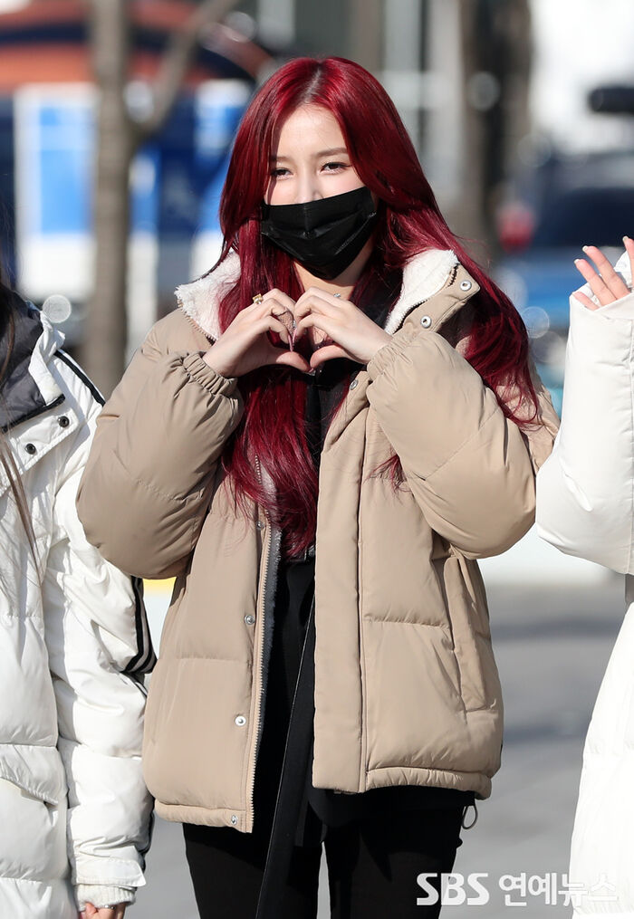 [Throwback] MOMOLAND’s NANCY Makes a Heart Pose on Her Way to the Cultwo Show