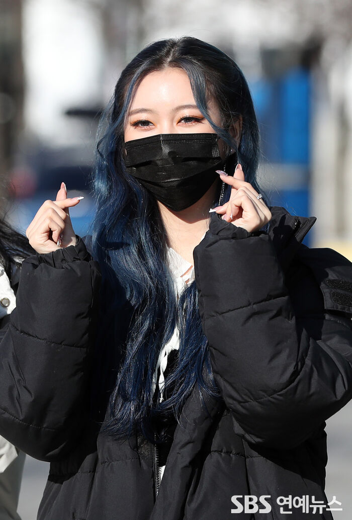 [Throwback] MOMOLAND’s JANE Shines With a Sparkling Heart Pose