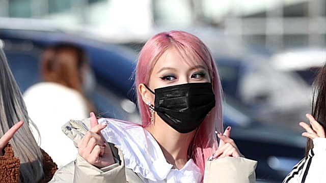 [Throwback] MOMOLAND’s AHIN Strikes a Pink-Heart Pose